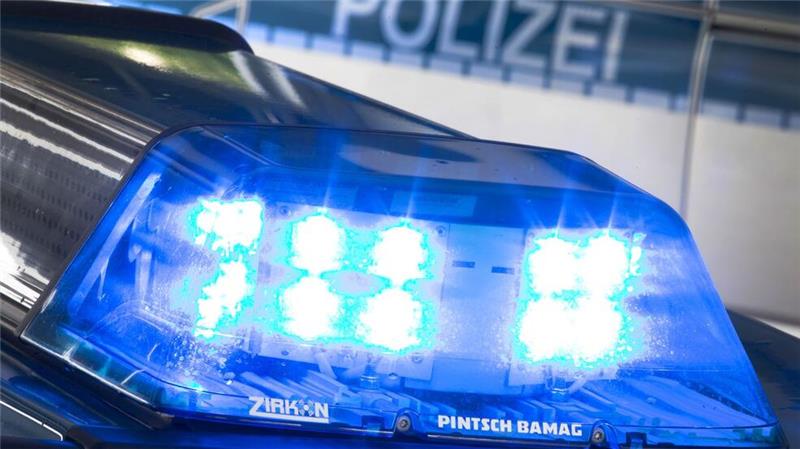 Bundesweite Razzien wegen mutmaßlichen Millionenbetrugs Mit Durchsuchungen in sechs Bundesländern gehen Polizeibeamte gegen mutmaßlichen Kreditbetrug vor. (Symbolbild)