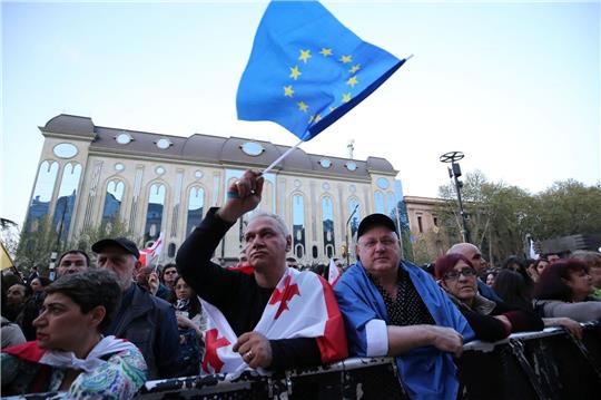 Mit EU- und Georgien-Flagge: Menschen protestieren in Tiflis gegen das umstrittene Gesetz.