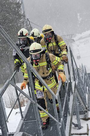 Fünf Goslarer Feuerwehrleute beim X-Mas-Stairrun in Oberhof Mit Einsatzkleidung und Pressluftatmer geht es 701 Stufen und 120 Höhenmeter die Schanzenanlage hinauf.