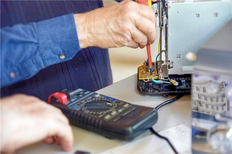 Eine Tüftlergruppe stellt sich gegen die Wegwerfgesellschaft Mit Elektrogeräten ist nicht zu spaßen – deshalb ist auch ein gelernter Elektriker beim Reparaturcafé mit an Bord. Foto: Neumann