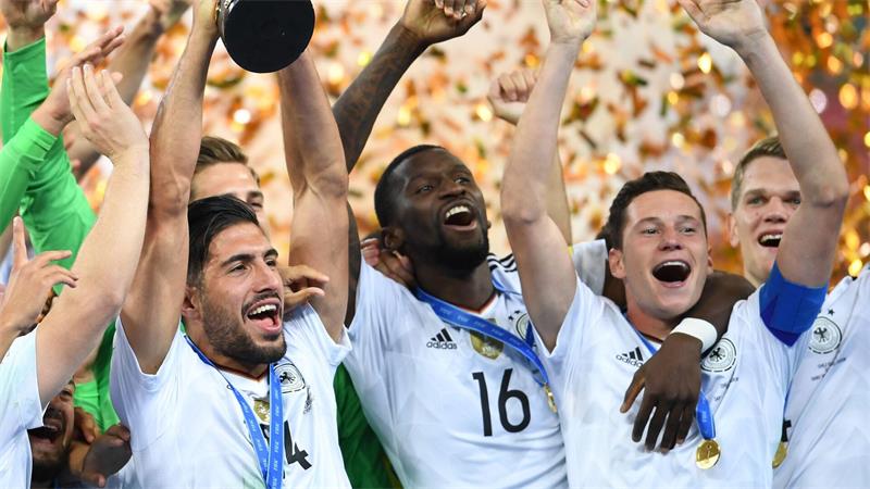 Mit Emre Can (l.) und Julian Draxler (r.) bejubelt Rüdiger (m.) den Gewinn des Confed Cups 2017. (Archivbild) 