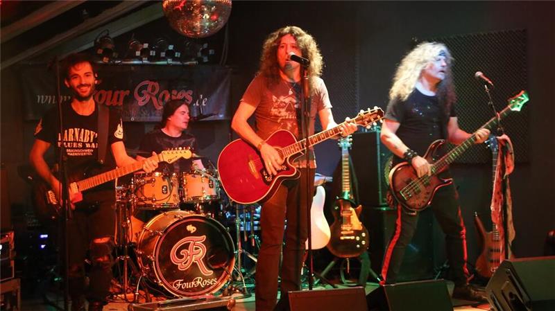 Honky-Tonk: Kaum mehr Platz in Braunlages Kneipen Mit Energie und handwerklichem Können begeistert die Band Four Roses.