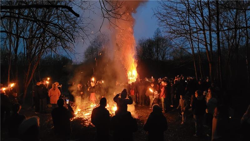 Volles Programm: So feiert der Oberharz Ostern Mit Fackeln und aus der Glut eines kleineren Feuers wird 2024 die mit Strauchschnitt ummantelte Fichte am Ottiliae-Schacht entzündet.