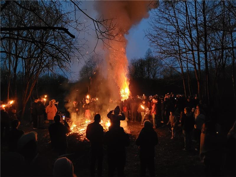 Mit Fackeln und aus der Glut eines kleineren Feuers wird die mit Strauchschnitt ummantelte Fichte am Ottiliae-Schacht entzündet. Foto: Exner