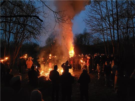 Mit Fackeln und aus der Glut eines kleineren Feuers wird die mit Strauchschnitt ummantelte Fichte am Ottiliae-Schacht entzündet. Foto: Exner