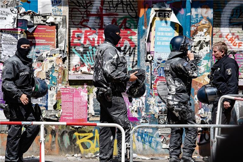 Mehrheit der Deutschen hält Linksextremismus für gefährlich Mit Farbe beworfene Polizeibeamte verlassen das Haus Nr. 94 in der Rigaer Straße in Berlin.