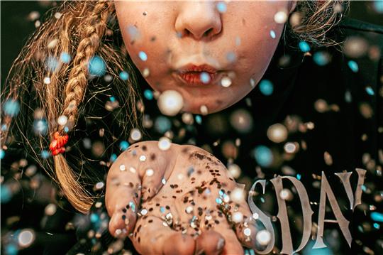 Mit Farbe und Glitzer verschönern die Kinder der „Sei-kein-Frosch“-Gruppe die Goslarer Jugend- und Drogenberatung an der Hildesheimer Straße. Fotos: Drobs