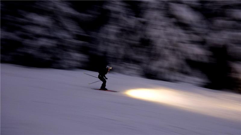 Mit Fernlicht den Hang hinunter.