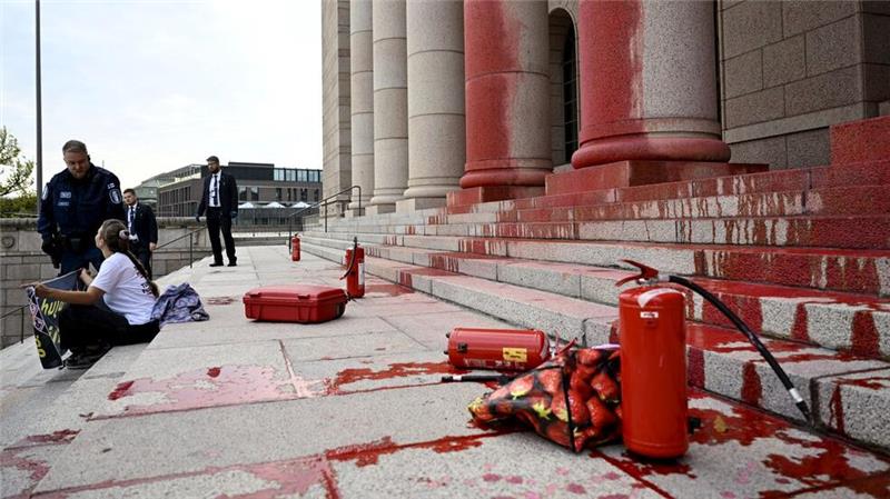 Finnischer Reichstag mit blutroter Farbe besprüht Mit Feuerlöschern hatten die Aktivisten die Farbe auf das Gebäude gesprüht.