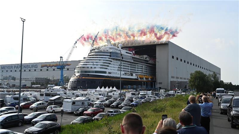 Neues Disney-Kreuzfahrtschiff verlässt Baudock Mit Feuerwerk hat die „Disney Destiny“ am Samstag die Werft-Bauhalle verlassen.