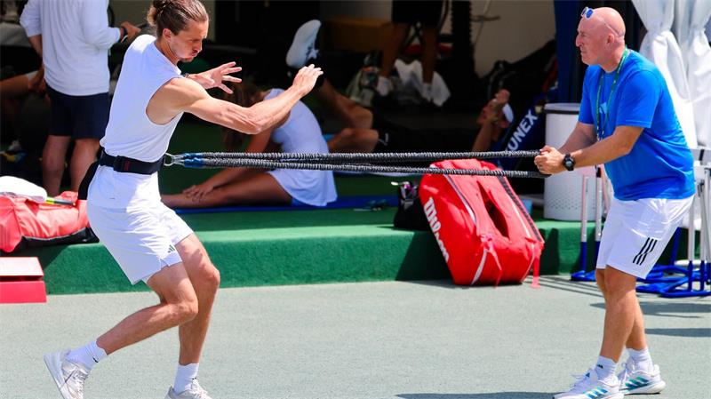 Papa, Neffe, Bruder, Dackel - Zverevs Team in Wimbledon Mit Fitnestrainer Jez Green (r) wärmt sich Zverev auf.