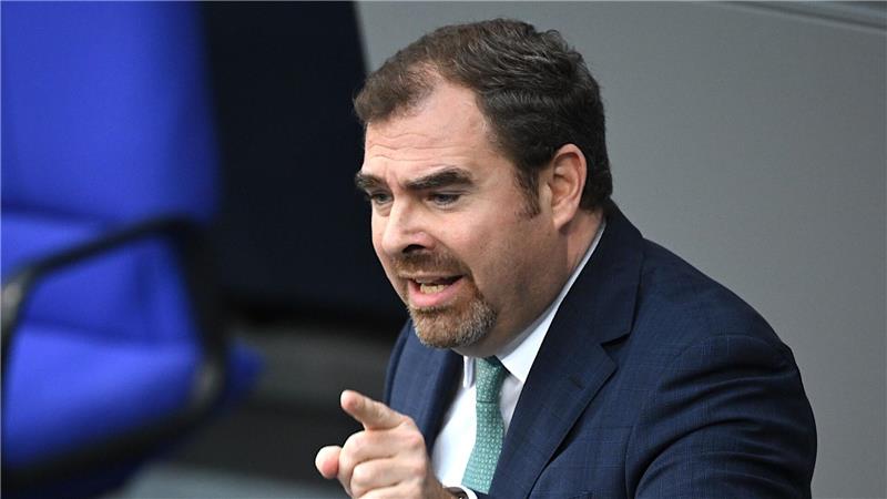 CDU/CSU-Kabinettsliste: Erfahrung und kleine Überraschungen Mit Florian Hahn ist die CSU erstmals auch im Außenministerium personell vertreten - als Staatsminister.