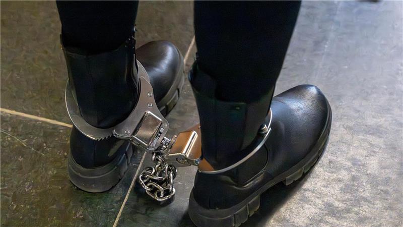 Prozess wegen Doppelmord an Kindern - war es Tat im Wahn? Mit Fußfesseln wird die 39-Jährige in den Gerichtssaal geführt.