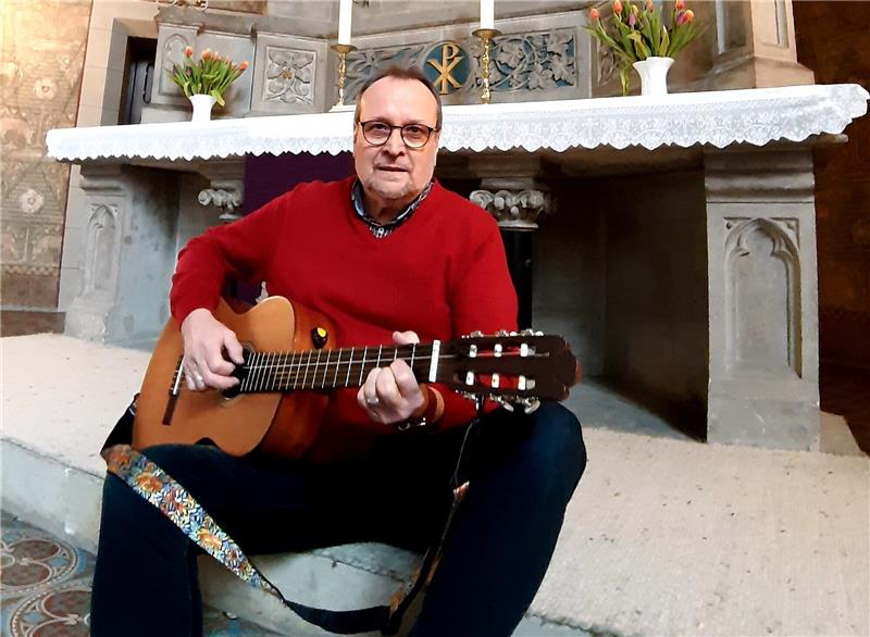 Propstei Bad Harzburg verabschiedet Diakon Funhoff Mit Gitarre sieht man Diakon Hans-Peter Funhoff oft. Musikalisch wird er auch nach seinem offiziellen Schritt in den Ruhestand in Erscheinung treten. Fotos/Archivfotos: Potthast