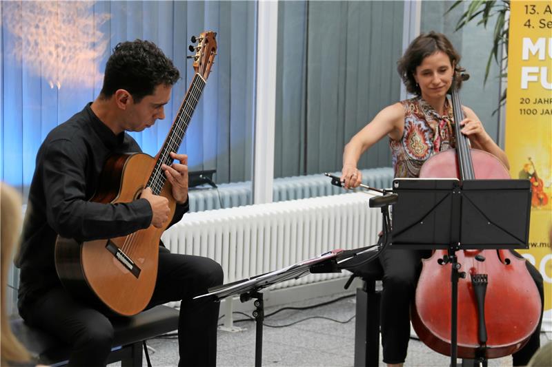 Internationales Musikfest Goslar - Harz trifft "Wald für morgen" Mit Gitarre und Cello durch die Sommernacht: Pedro Ribeiro Rodrigues und Isabel Vaz. Fotos Hartmann/Privat