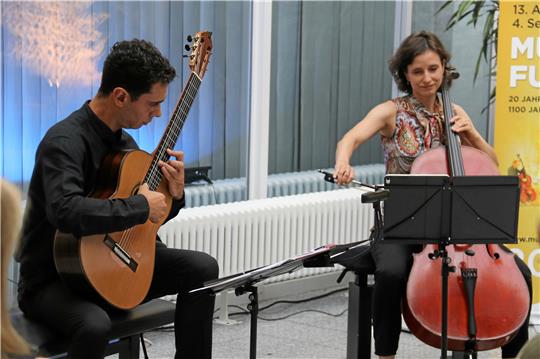 Mit Gitarre und Cello durch die Sommernacht: Pedro Ribeiro Rodrigues und Isabel Vaz.  Fotos Hartmann/Privat