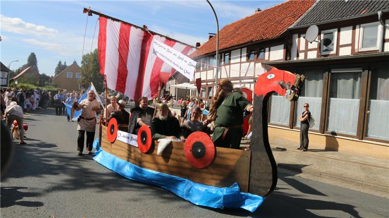 Dorffestwagen rollen mit GenZ, Zaubertrank und KI zum Sieg Mit Gott im Boot kamen die Wikinger (Evangelische Männerkreis) ohne Not und Probleme angefahren.