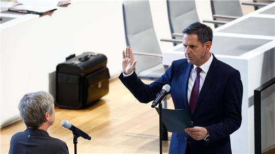 Mit Gottesformel legt Olaf Lies im Landtag seinen Amtseid ab.