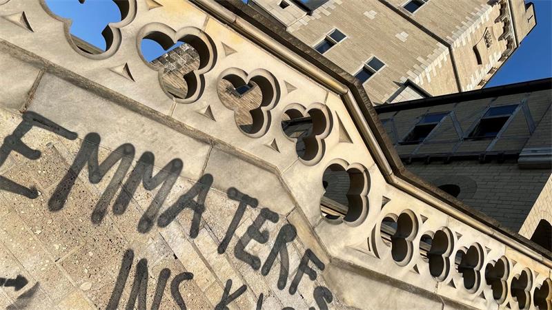 Alice Schwarzer stellt „Emma“ nach 50 Jahren ein Mit Graffiti am Bayenturm mit der „Emma“-Redaktion protestieren Unbekannte gegen Alice Schwarzers Haltung zu Transmenschen. (Archivbild)