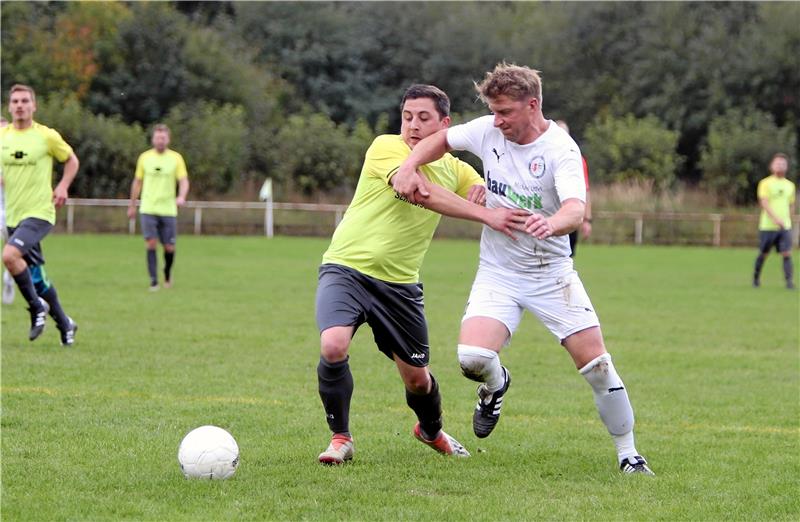 Sieben Kreisvertreter im Nordharzpokal schon weiter Mit Haken und Ösen: Pierre Pinske (li.) vom VfR Lan-gelsheim und Andre Schrader von der SG Bredelem/ Astfeld hängen sich in diesem Zweikampf voll rein. Am Ende jubeln Pinske und der VfR nach Elfmeterschießen. Foto: Neuendorf