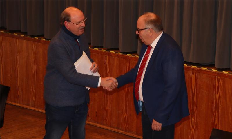 Schladen bekommt verkehrsberuhigten Bereich Mit Handschlag und Urkunde begrüßt Andreas Memmert Michael Hausmann als neuen Ortsbürgermeister Schladens. Foto: Jambrek