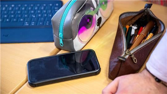 Mit Handy im Unterricht? Das sorgt an den Schulen seit Jahren für Diskussionen. (Symbolbild)