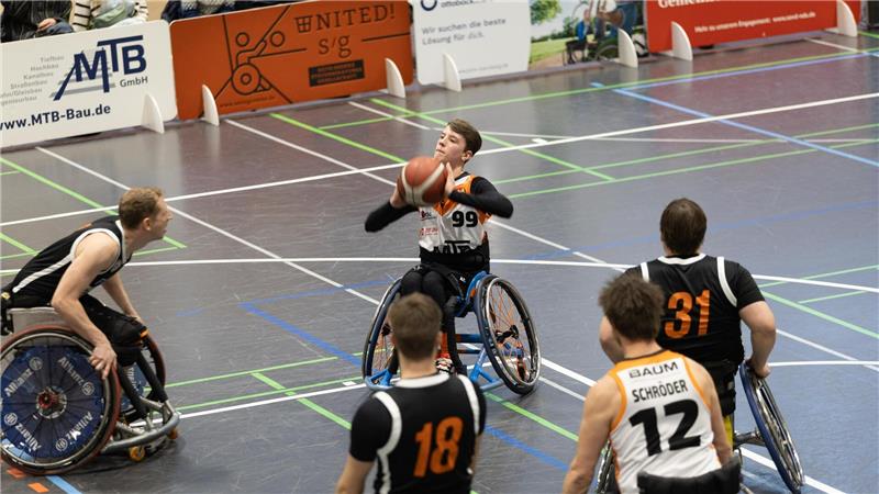 Mit Hannover United spielt Max Dorka zwischen Oktober und Mitte Mai in der 2. Bundesliga im Rollstuhlbasketball und in der U23 und U19 für Deutschland. Aus dem Rückraum zielt er auf den Korb.