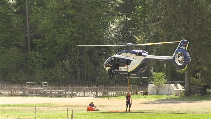 Mit Helikoptern wird versucht, den Brand aus der Luft zu löschen.