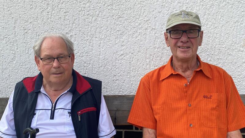 Mit Helmut Hirschhausen (l.) und Manfred Matthies besuchen zwei Gründungsmitglieder der Jugendfeuerwehr Altenau den Tag der offenen Tür.