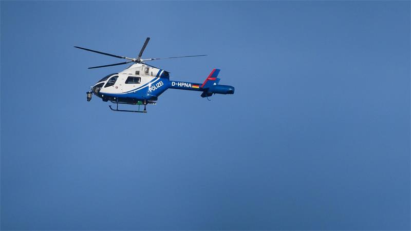 Mit Hilfe eines Polizeihubschraubers haben Einsatzkräfte einen geflüchteten Autofahrer in einem Maisfeld entdeckt. (Archivbild)