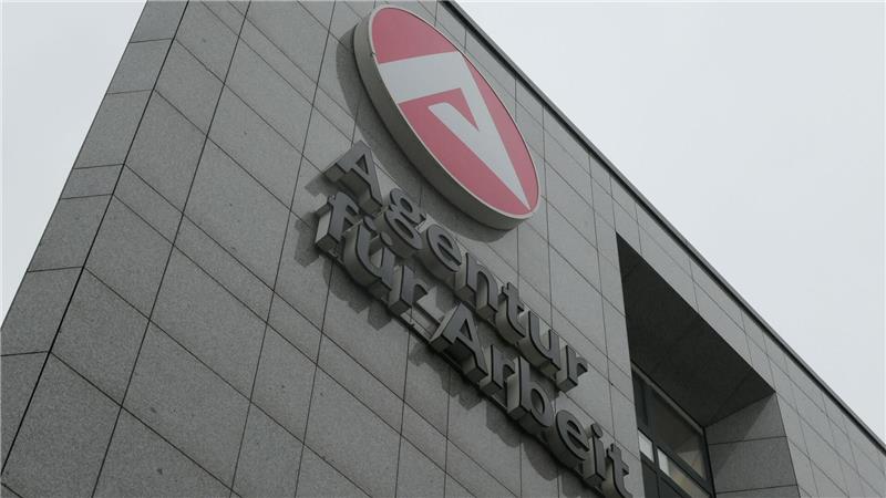 Mit Hilfe und Härte sollen die Behörden den Hilfebeziehenden begegnen. (Archivbild)