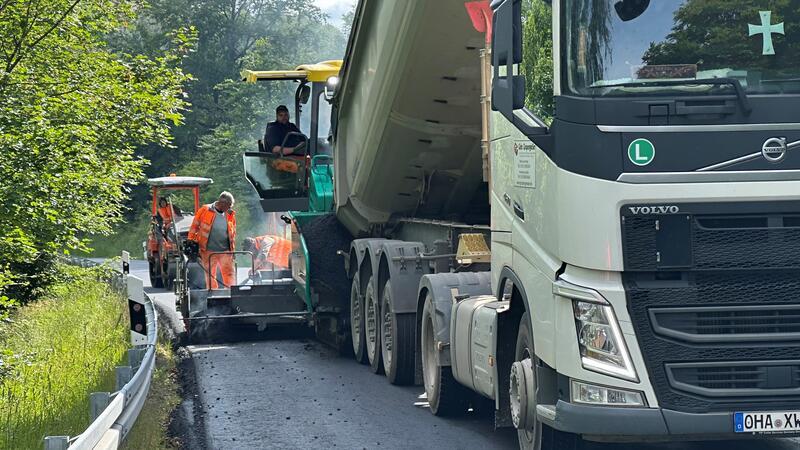 L519: Mitarbeiter asphaltieren die Fahrbahn zum Teil neu Mit Hochdruck sind die Mitarbeiter der bauausführenden Firma damit beschäftigt, einen Teil der Landstraße zwischen Braunlage und St. Andreasberg zwischen Oderhaus und Oderberg neu zu asphaltieren.