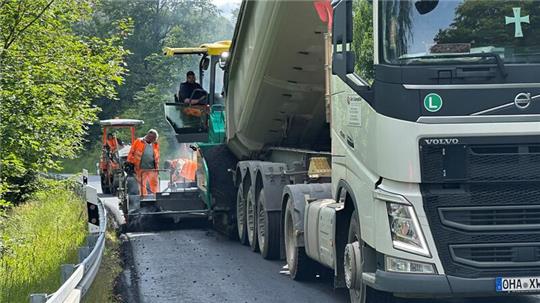 Mit Hochdruck sind die Mitarbeiter der bauausführenden Firma damit beschäftigt, einen Teil der Landstraße zwischen Braunlage und St. Andreasberg zwischen Oderhaus und Oderberg neu zu asphaltieren.