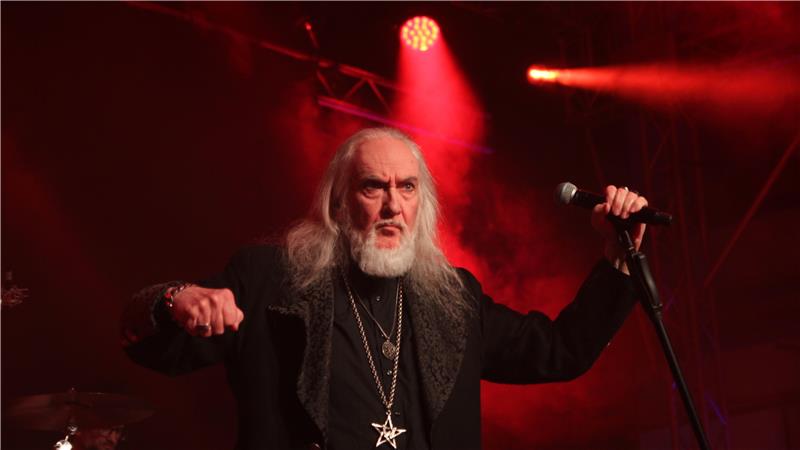 Das Foto zeigt den Sänger Joachim Witt in schwarzer Kleidung mit weißem Haar, weißem Bart und einer großen silbernen Kette.