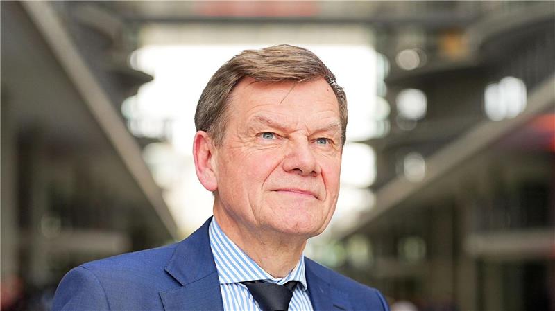 CDU/CSU-Kabinettsliste: Erfahrung und kleine Überraschungen Mit Johann Wadephul, einem gebürtigen Husumer und verheirateten Vater dreier Kinder, stellt die CDU erstmals seit fast 60 Jahren wieder den Außenminister. Der Jurist und Ex-Zeitsoldat sitzt seit 2009 im Bundestag, er gilt als Vertrauter von Unionsfraktionschef Friedrich Merz.