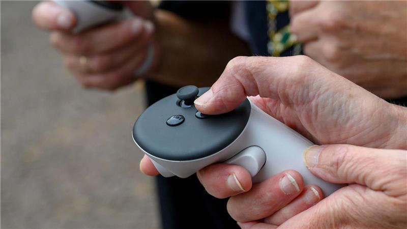 Mit Joysticks können Nutzer die VR-Brillen bedienen.