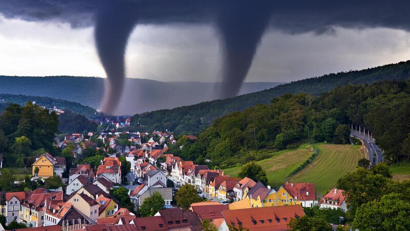 Die Tornados, die es nur in einem „Zeitungsbericht“ gibt Mit KI ist es heute für jedermann ein Leichtes, realistisch klingende Falschmeldungen zu verfassen – und praktischerweise kann die Technik inzwischen auch die passenden Fotos dazu liefern – wie in diesem Beispiel. Auch dieses Bild wurde mit Hilfe künstlicher Intelligenz generiert. So stellt sich KI also Bad Harzburg vor. Wohin das noch führen mag?