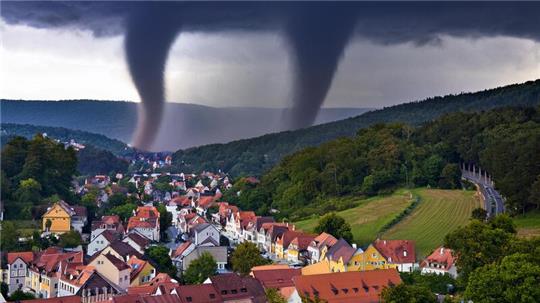 Mit KI ist es heute für jedermann ein Leichtes, realistisch klingende Falschmeldungen zu verfassen – und praktischerweise kann die Technik inzwischen auch die passenden Fotos dazu liefern – wie in diesem Beispiel. Auch dieses Bild wurde mit Hilfe künstlicher Intelligenz generiert. So stellt sich KI also Bad Harzburg vor. Wohin das noch führen mag?