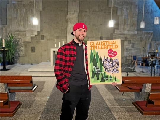 Mit Kappe und Flanellhemd predigt Christopher Schlicht. Nach seiner Kindheit in Clausthal-Zellerfeld fühlt er sich dem Oberharz noch immer verbunden. Foto: Privat