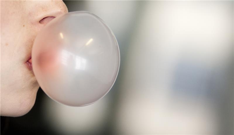Gib Gummi – am besten in die Tonne Mit Kaugummis lassen sich kunstvolle Blasen machen. Wenn das Gummi am Ende auf der Straße landet, wird es ärgerlich. Archivfoto: dpa