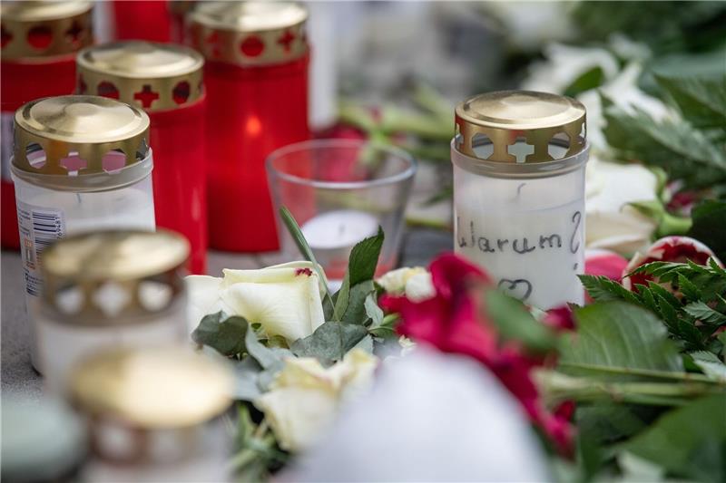 Tote Kinder in Hanau: Vater wird festgenommen Mit Kerzen und Blumen wird der toten Kinder gedacht.