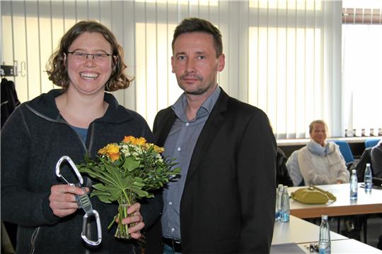 Mit Kletterseil und Blumen ging es für Kathrin Lüddeke 2015 für einige Jahre an die Arbeit als Vorsitzende des Kommunalen Präventionsrates, ein Amt, das sie von Tom Derer übernommen hatte. Archivfoto: Nixdorf