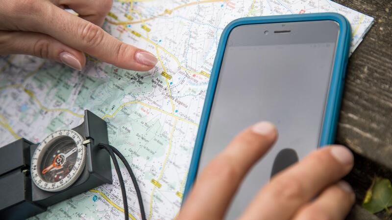 Mit Kompass, Handy und Karte: In den Bergen kommt es auf eine gute Orientierung an.