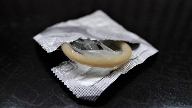 WHO warnt: Jugendliche benutzen deutlich seltener Kondome Mit Kondomen können die Übertragung von Geschlechtskrankheiten sowie ungewollte Schwangerschaften verhindert werden. (Symbolbild)