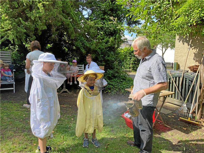 Mit Kräuterdampf werden die Bienen vom Imker beruhigt. Foto: Nachtweyh