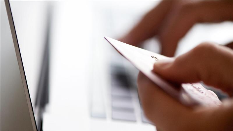 Online-Betrug: So shoppen Sie sicher im Internet Mit Kreditkarte zahlen ist besser als per Vorkasse – trotzdem sollten Sie mit sensiblen Bankdaten sparsam umgehen.