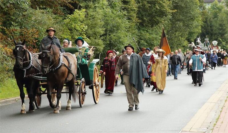 Mit Kutsche und historischen Kostümen: Der Höhepunkt des Heimatfestes ist der Umzug durch die Bergstadt am 21. September.