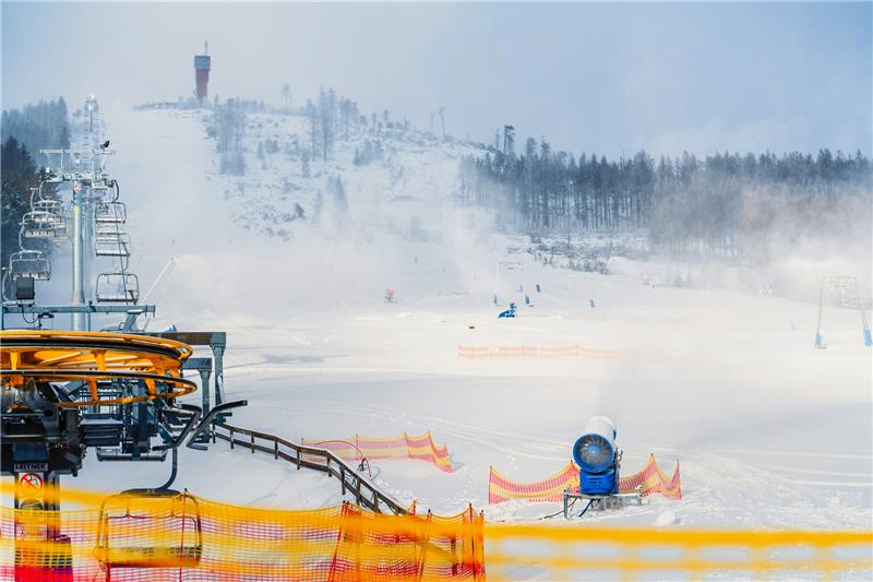 Mit Lanzen und Kanonen Schnee auf den Hexenritt am Wurmberg zu pusten, das kostet: Die Energiepreise der Seilbahn-Gesellschaft sind angestiegen und zeitweise so unsicher hoch, dass das Unternehmen nach einem „Schnei-Cent“ ruft. Foto: GZ-Archiv