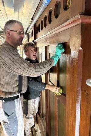 Warum die Orgel der Harzburger Lutherkirche ein Gerüst braucht Mit Lappen und Schwamm wird das Gehäuse abgewaschen.