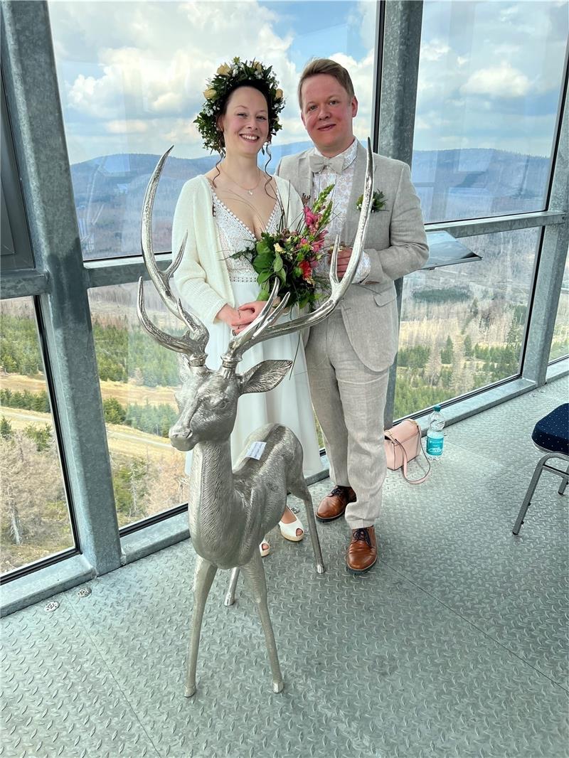 Mit Laura Wolkersdorfer und Maximilian Bartel hat sich das erste Hochzeitspaar im Aussichtsturm des Wurmbergs das Ja-Wort gegeben.  Foto: Stadt Braunlage